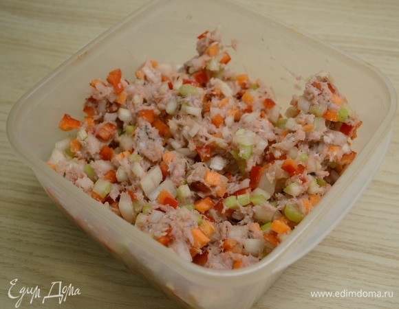 Филе индейки прокрутить в фарш либо мелко нарубить. Лук, перец, морковь и сельдерей нарезать мелким кубиком. К мясу добавить овощи и специи. Перемешать.