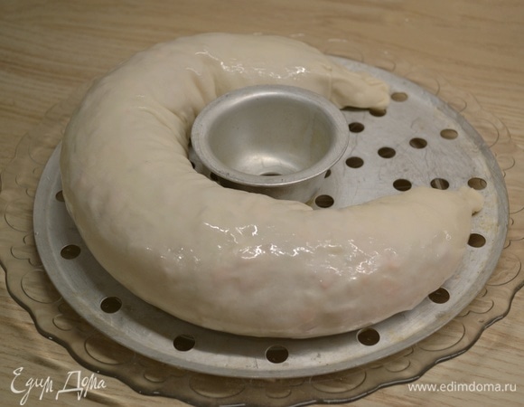 Тесто разделить на 2 равные части. Каждую часть раскатать в прямоугольник толщиной около 2 мм. Половину начинки распределить по тесту. Скатать рулет, смазать со всех сторон растительным маслом. Готовить на пару около 40 минут.