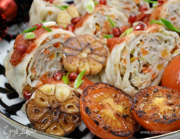 Для соуса протушить томаты около 5 минут, добавить соль и измельченный чеснок. Пробить блендером. При подаче смазать ханум соусом, посыпать зеленью. Приятного аппетита!