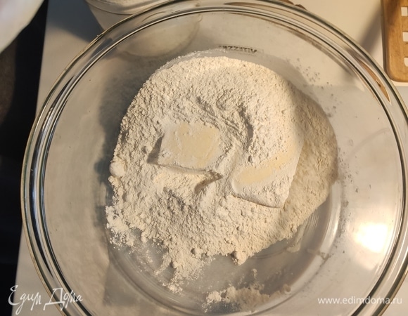 Маргарин и муку поместить в большую емкость.