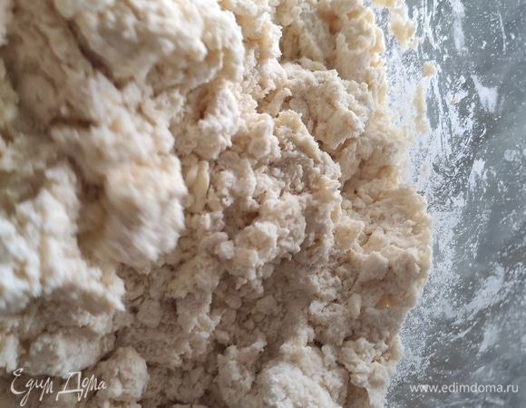 Руками смешать маргарин и муку в крошку.