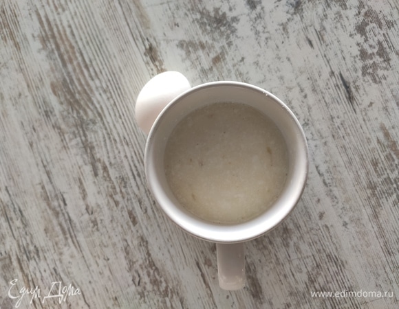 В чашку мацони вбить яйцо и посолить. Размешать венчиком.