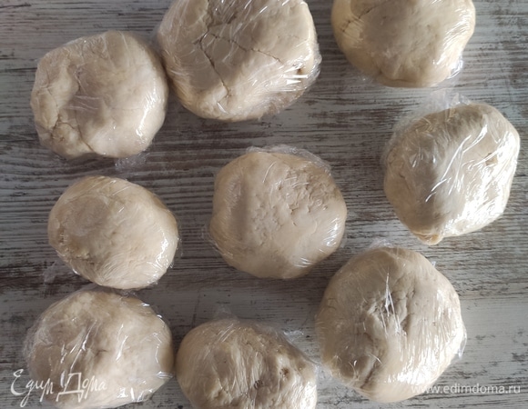 Добавить полученную смесь мацони к тесту, выместить его и сформировать 6–7 порций. Запаковать каждую порцию в пленку. Отложить на 1 час в морозильную камеру.