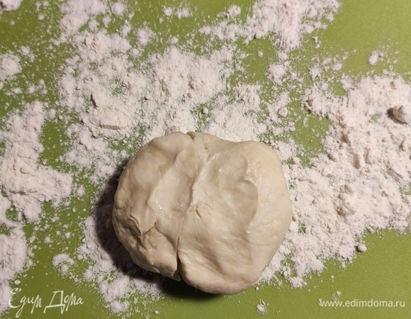 Через 1 час выкладываем тесто на доску, немного обсыпав мукой.