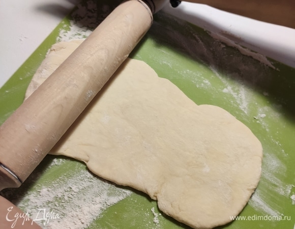 Раскатываем каждую порцию отдельно. Форма зависит от вашей конечной задумки по оформлению торта. Это может быть квадрат, круг и т. д.