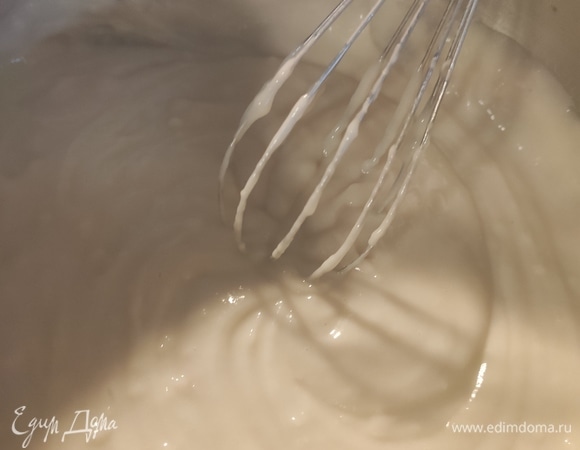 Пока коржи планомерно выпекаются, готовим 2 крема. В сотейник наливаем пол-литра молока и стакан сахара. Как только смесь начнет закипать, засыпаем подготовленный стакан муки с 0,5 литра молока, разведенные заранее. Очень быстро перемешиваем всю эту смесь в сотейнике. Лучше снять с огня после закипания.