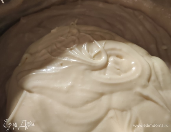 200 г сливочного масла смешиваем с банкой сгущенного молока. Взбиваем с помощью миксера на большой скорости. Затем смешиваем 2 крема. Взбиваем на низкой скорости.