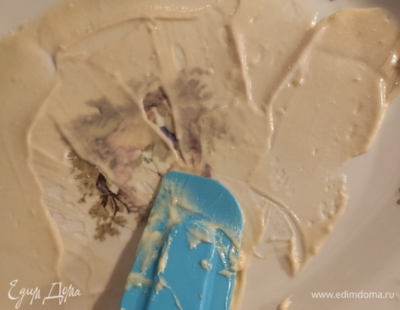 Начинаем оформление торта. Немного смазываем тарелку кремом.
