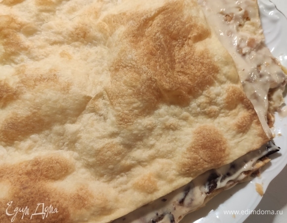 Выкладываем слой за слоем остывшие коржи. Каждый смазываем кремом. Чередует крем и корж. Сминаем хрустящий корж так, чтобы крем его обильно пропитывал.