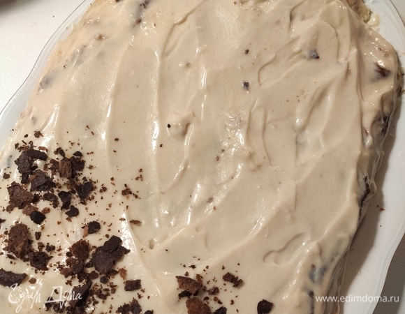 Когда все коржи закончатся, можно оформить торт с помощью пригоревшего коржа или обычного, который нужно раскрошить очень мелко. Обсыпаем им торт.