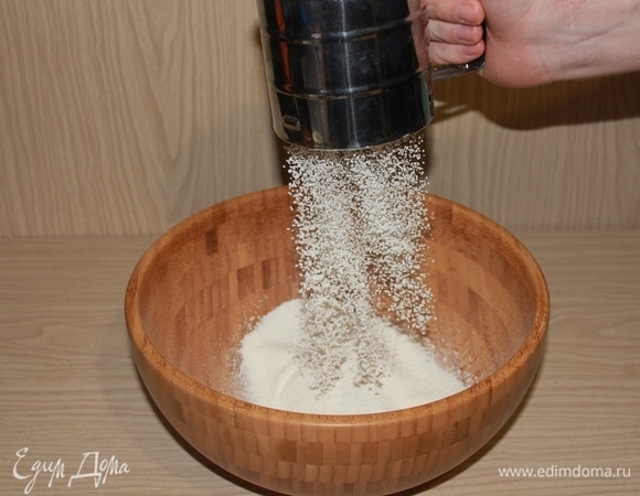 Просеиваем муку.