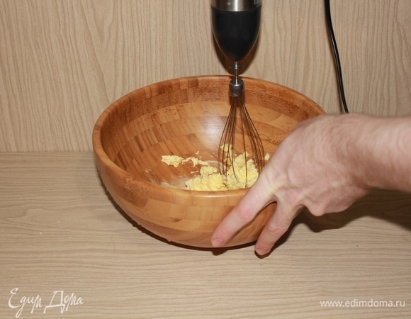 Взбиваем подтаявшее сливочное масло.
