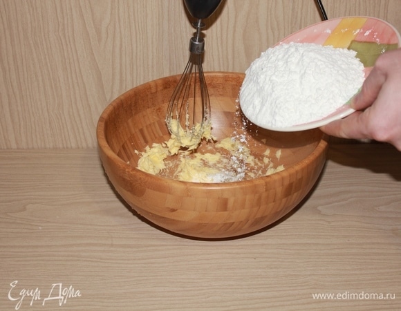 По очереди в масло добавляем муку с белками по одному. В процессе взбиваем все.