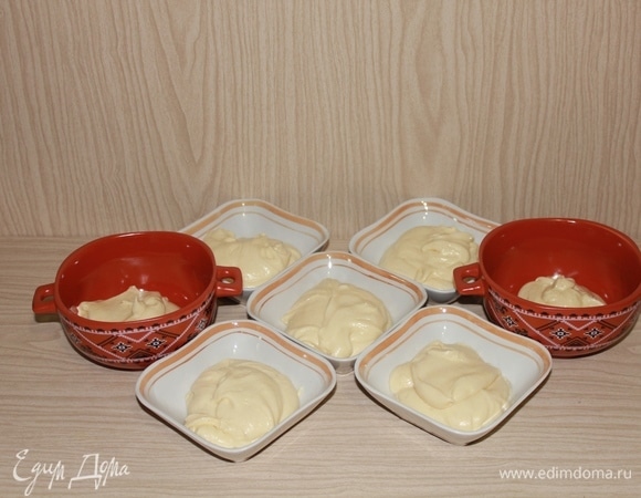 Делим тесто на порции кратно количеству красителей.