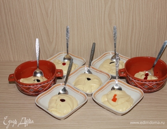 Добавляем по капле гелевого красителя в каждую порцию.