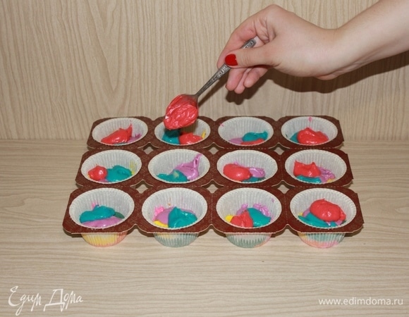 Наполняем формы на 2/3 по ложке каждого цвета.