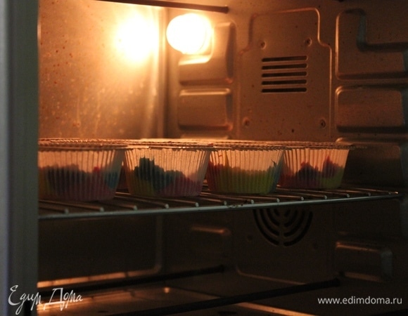 Духовку разогреваем до 180°C. Отправляем кексы запекаться на 15–20 минут. Главное, не передержать их, чтобы яркие кексы не подгорели и не стали тусклыми.