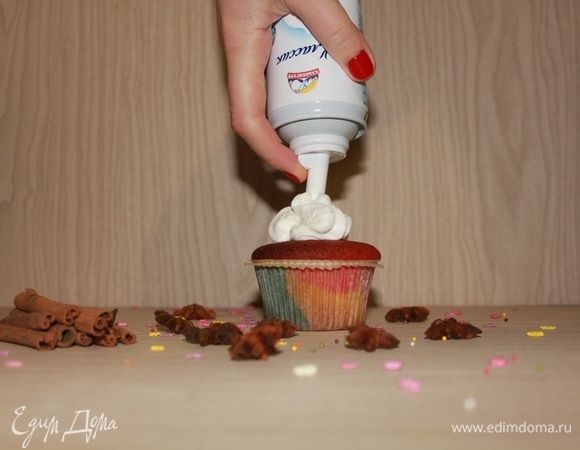 Я украшала кекс взбитыми сливками. Можно приготовить крем самостоятельно из маскарпоне, творожного сыра и сливок (33% и более) с добавлением сахарной пудры (все взбить.) Но сегодня решила расслабиться)