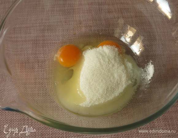 Соединяем сахар и яйца. Насыпаем ванильный сахар.