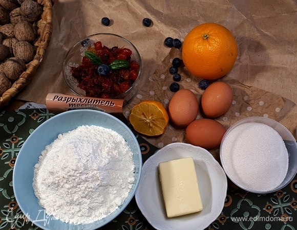 Самое главное в этом рецепте — творчество. Основа кекса, проверенная временем, дает нам свободу в выборе начинки. Для данной работы я предварительно вымачивала вяленые ягоды и цедру апельсина и лимона в крепком алкоголе. Можно обойтись просто цедрой лимона, лайма, апельсина — тут уж как вам нравится.