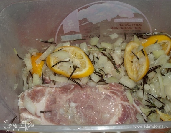 В глубокую чашку или контейнер выкладываем мясо, нарезанные лук и лимон. Каждый слой солим. Добавляем 1 веточку розмарина. Всего у меня было использовано 1,5 ст. л. соли. Оставляем мясо мариноваться на 1–1,5 часа в прохладном месте.