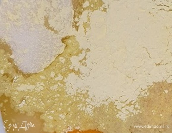 Смешиваем сахар, яйца, разрыхлитель и взбиваем миксером около пяти минут. Параллельно очень бережно, на медленном огне, растапливаем масло.