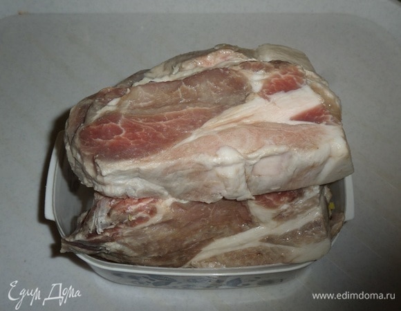 Через 1,5 часа куски замаринованного мяса очищаем от лука, лимона и розмарина.