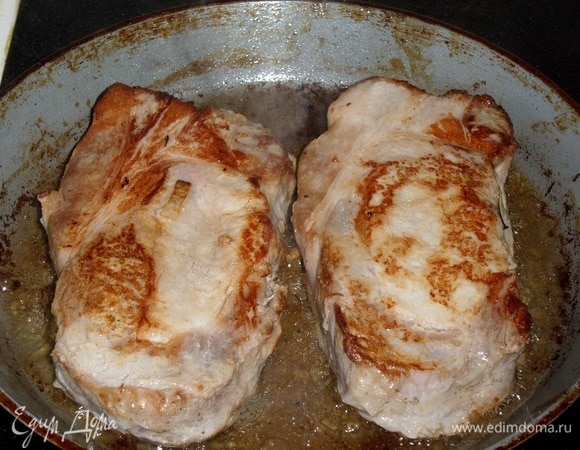 На разогретую сковороду наливаем растительное масло. Выкладываем по 2 куска мяса и обжариваем с обеих сторон по 1 минуте. Таким образом обжариваем все замаринованные куски мяса.