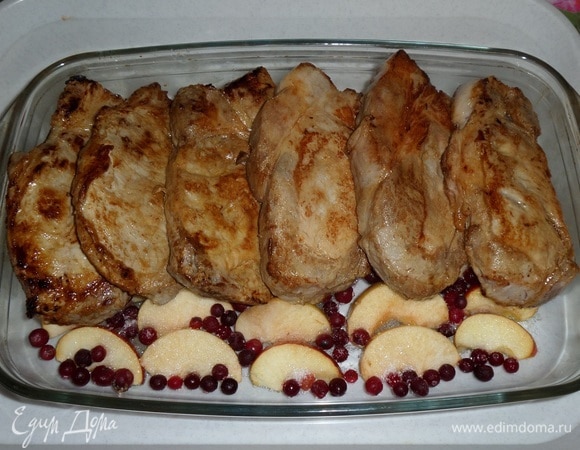 Поверх яблок и ягод выкладываем обжаренные куски свинины.