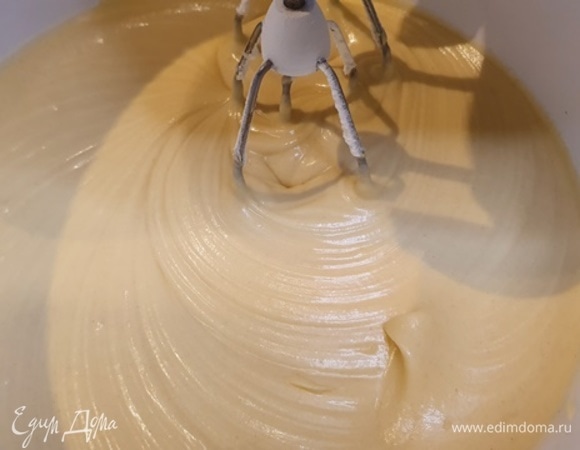 Обратите внимание на гладкость полученной массы для выпекания — она просто невероятно лоснится и имеет кремовую структуру.