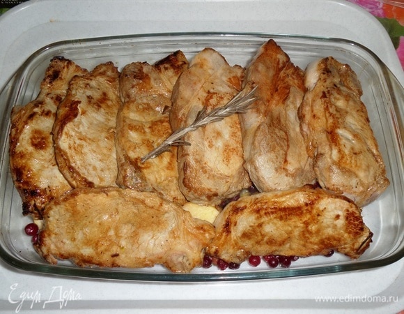 Кладем на мясо веточку розмарина.