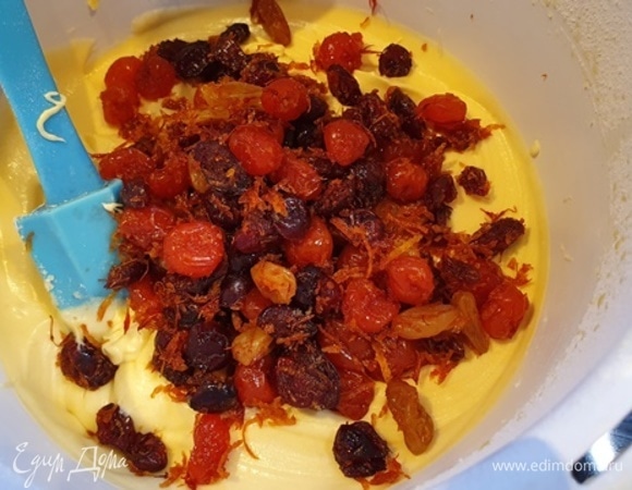 На этом этапе пора добавлять начинку, в моем варианте — цукаты. Сочетайте вкусы, не бойтесь, главное, не изменять структуру теста.