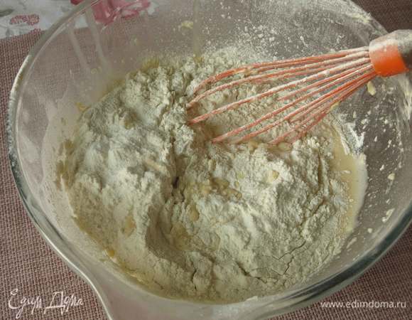 Просеиваем оба вида муки с разрыхлителем. Можно приготовить и только на одном виде муки.