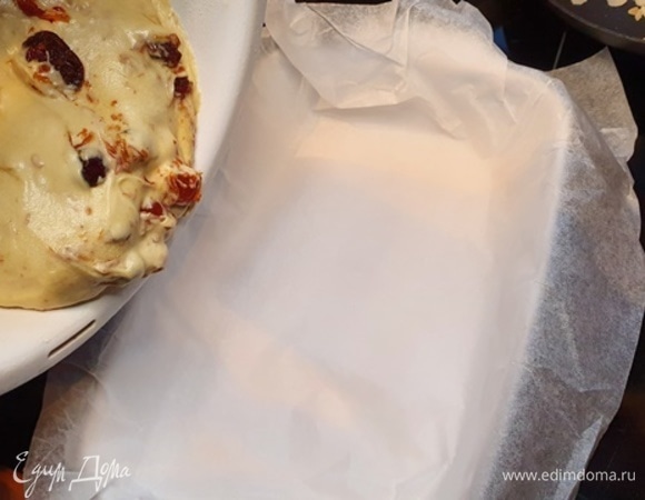 Берите вашу проверенную форму, выстилайте пергаментом и без промедления помещайте тесто.