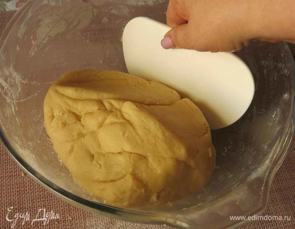 Замешиваем мягкое тесто.