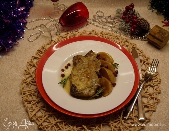 Подаем сразу же, добавив запеченные яблоки и ягоды. Украшаем веточками свежего розмарина.