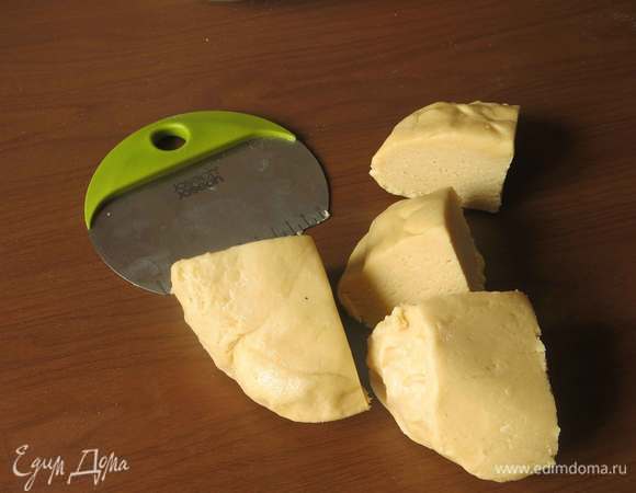 Делим тесто на части.