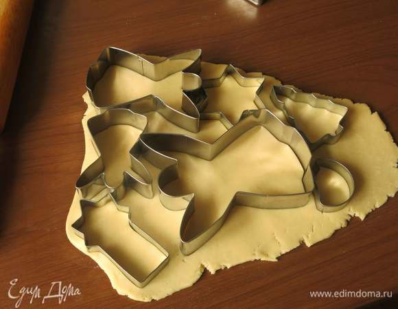 Раскатываем порцию пластом 0,5 см толщиной, формами вырезаем фигурки.