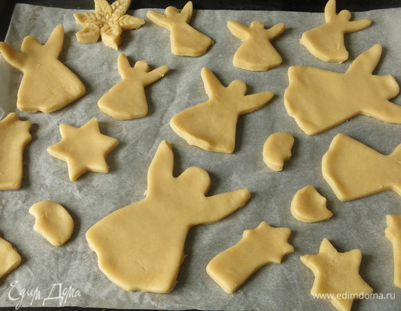 Раскладываем на деко с пергаментом заготовки.