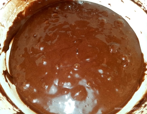 Сухие ингредиенты просеять и смешать венчиком, всыпать во взбитую смесь. Тщательно перемешать. Вишню обвалять в муке и добавить в тесто, перемешать лопаткой.