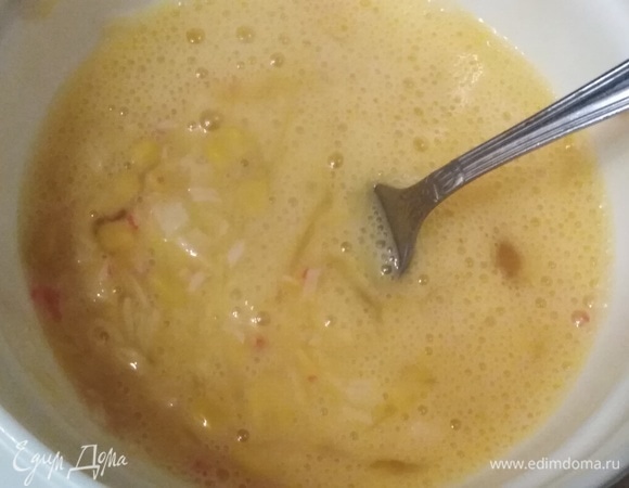 Вбить яйца. Посолить. Перемешать.