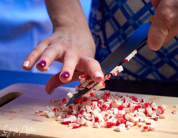 Крабовые палочки нарубите мелкими кубиками.