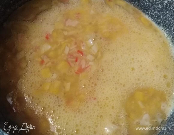 Залить яичную смесь в разогретую сковороду с растительным маслом.
