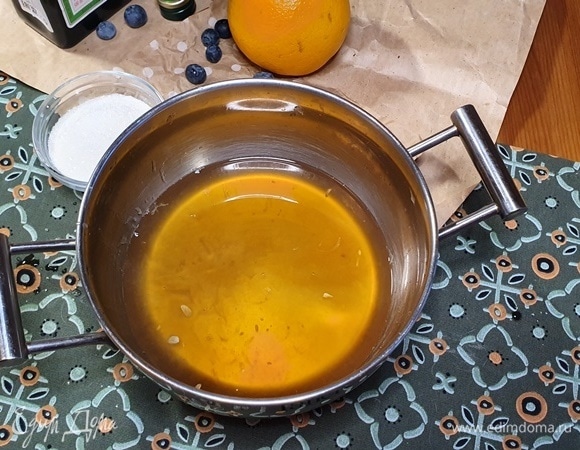 Еще горячий кекс необходимо пролить или обмакнуть со всех сторон в сиропе, а затем оставить остывать.