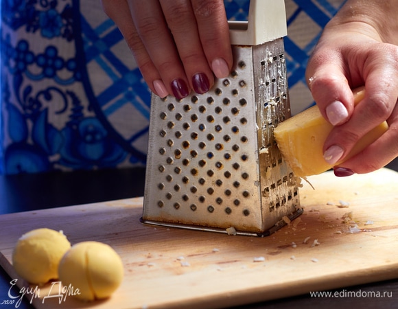 Твердый сыр натереть на той же терке, что и белок.