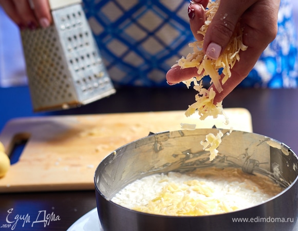 Посыпать сыром наш салат.