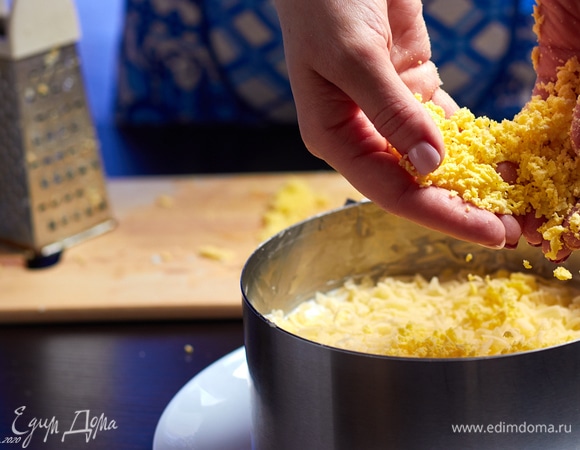 Последний штрих — желтки. Салату дать постоять часа три в холодильнике, перед подачей аккуратно снять кольцо.