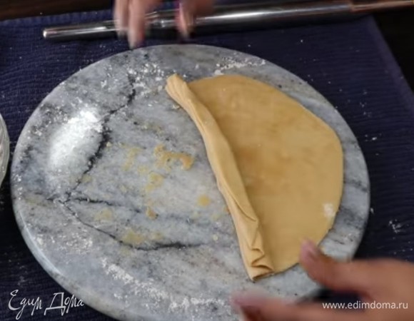 Взять лепешку за край и начать понемногу сворачивать гармошкой (как складывают веер). В итоге надо получить как бы заготовку для веера толщиной 2 см. Далее эту заготовку надо немного растянуть, чтоб она была равномерна по толщине и по всей длине, и свернуть ее в кольцо (чтоб получилась улитка, при этом свободный кончик защипнуть и заправить в предпоследний виток).