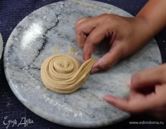 Раскатать аккуратно эту улитку в лепешку, чтоб она получилась, как слоеное тесто.