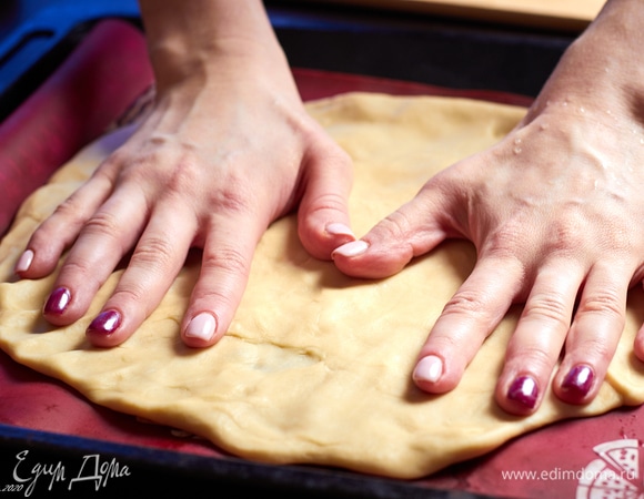 У меня в морозилке всегда лежит тесто для пиццы из рецепта Pizza Pugliese. Его быстро разморозить в микроволновке.